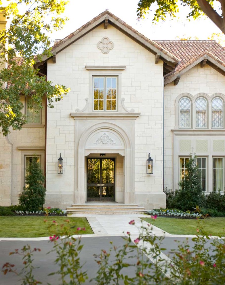 This is an example of a traditional two-storey exterior in Dallas.