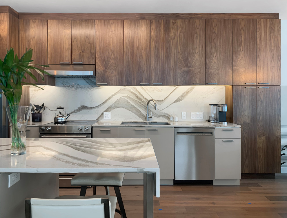Bild på ett litet funkis flerfärgad flerfärgat kök och matrum, med en undermonterad diskho, släta luckor, skåp i mellenmörkt trä, bänkskiva i kvarts, flerfärgad stänkskydd, rostfria vitvaror, mellanmörkt trägolv och en köksö
