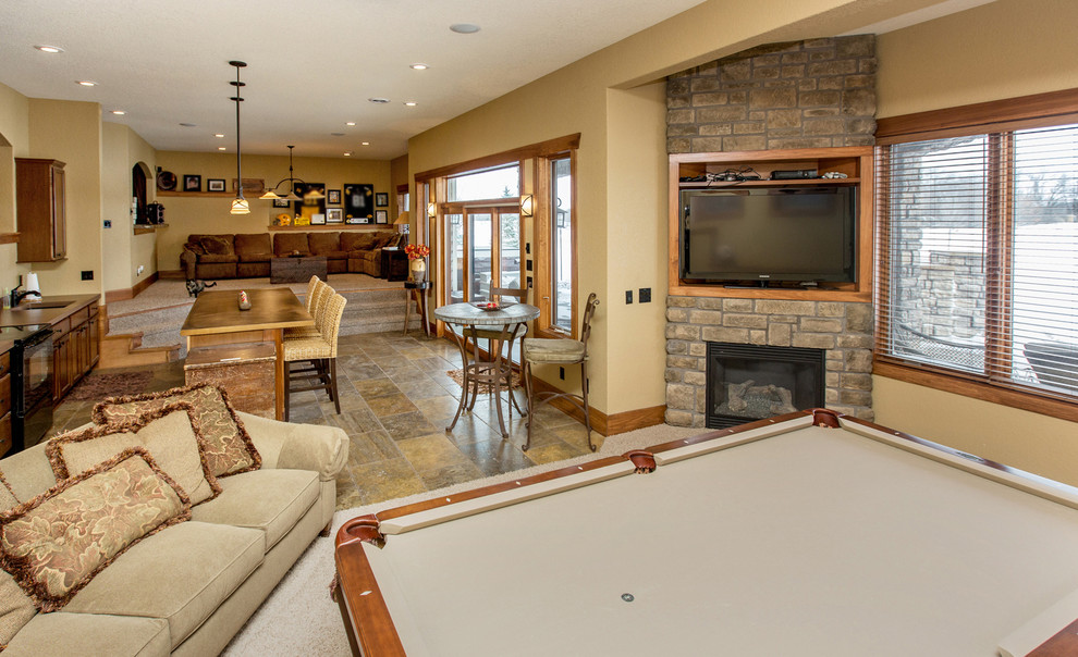 Transitional basement photo in Cedar Rapids