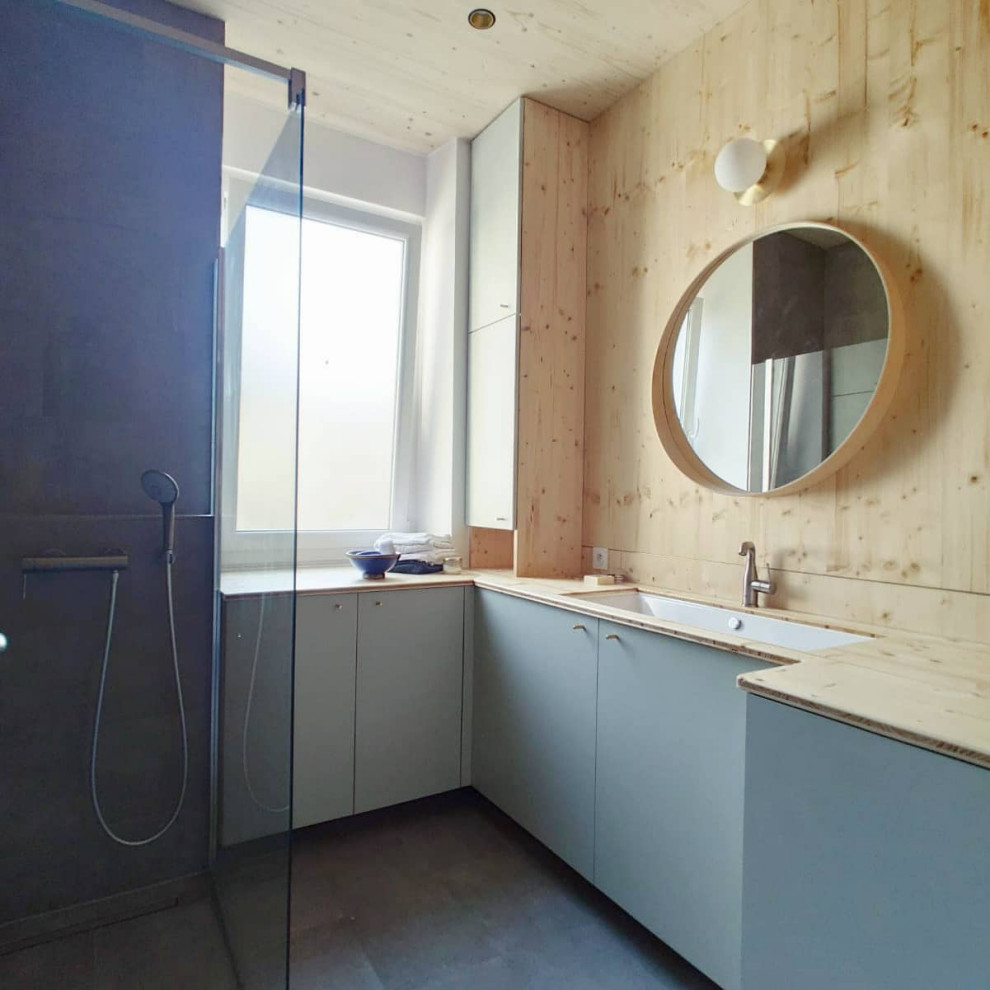 Idéer för att renovera ett mellanstort minimalistiskt beige beige badrum med dusch, med luckor med profilerade fronter, beige skåp, ett platsbyggt badkar, vit kakel, keramikplattor och träbänkskiva