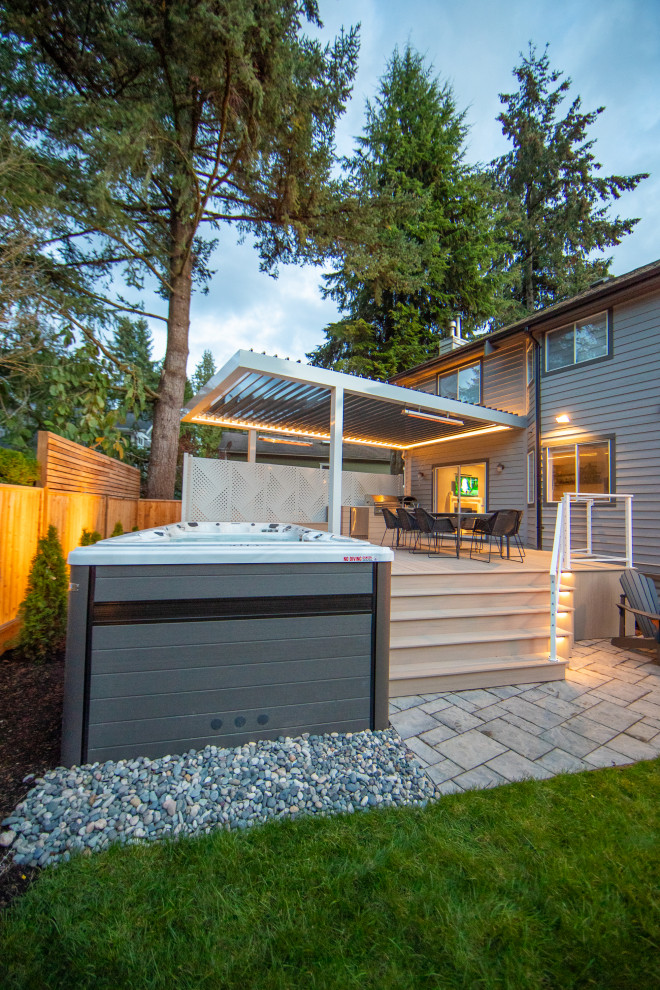 Transitional deck photo in Vancouver