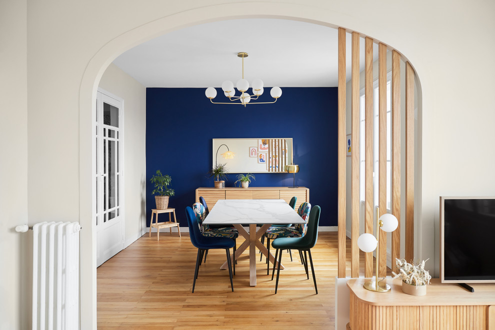 Стильный дизайн: столовая среднего размера в стиле модернизм с синими стенами и светлым паркетным полом - последний тренд