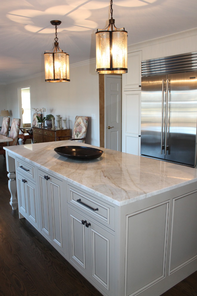 Transitional home design photo in Chicago