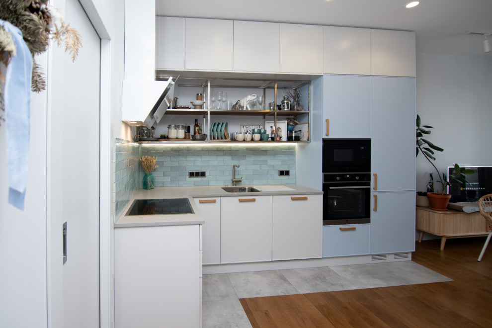 Светлая кухня в неоклассическом стиле