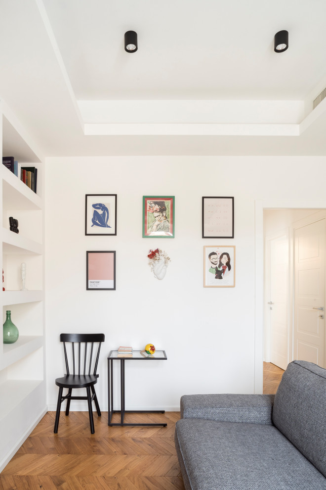 Ispirazione per un soggiorno design chiuso con pareti bianche, parquet chiaro e soffitto ribassato