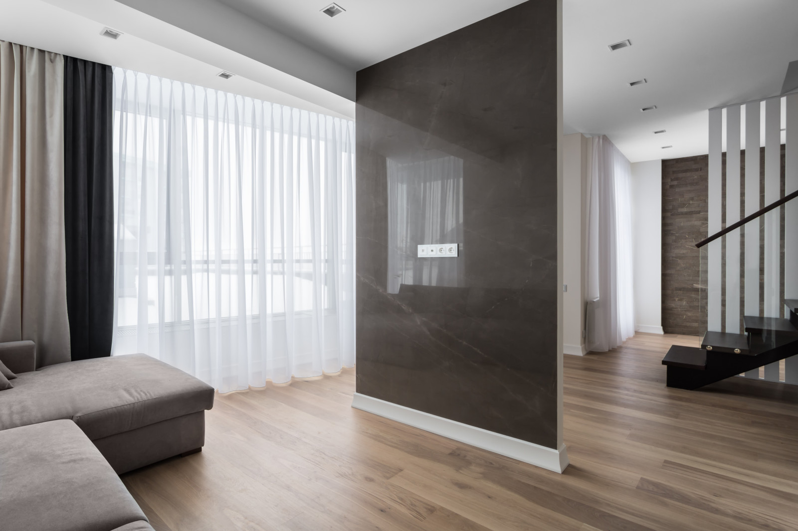 Просторная двухуровневая квартира в современном стиле