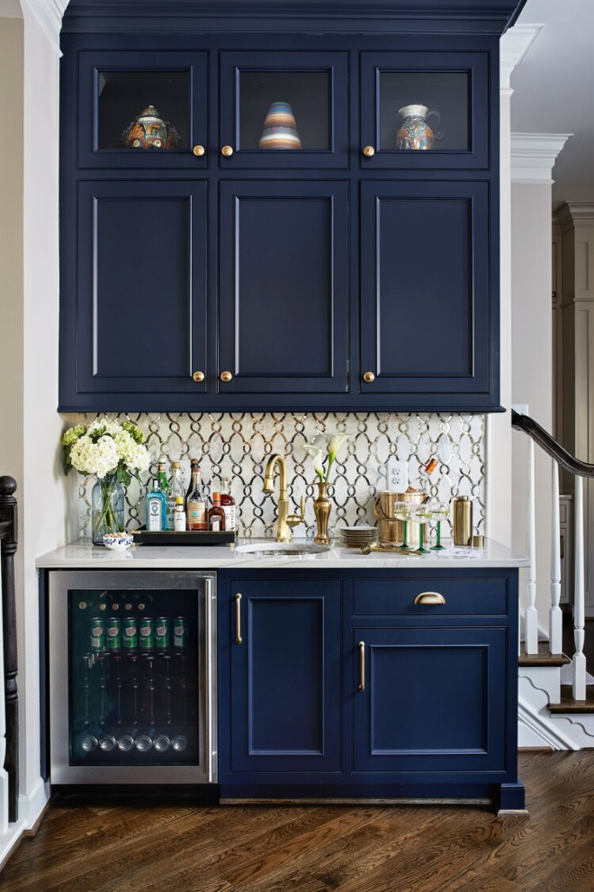 Idée de décoration pour un grand bar de salon sans évier parallèle design avec un évier encastré, un placard à porte shaker, des portes de placard bleues et un sol en bois brun.