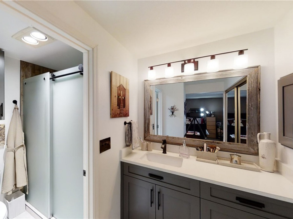 Idéer för mellanstora funkis vitt en-suite badrum, med skåp i shakerstil, skåp i ljust trä, ett undermonterat badkar, en dusch/badkar-kombination, en bidé, vit kakel, marmorkakel, vita väggar, klinkergolv i porslin, ett undermonterad handfat, marmorbänkskiva, brunt golv och dusch med skjutdörr