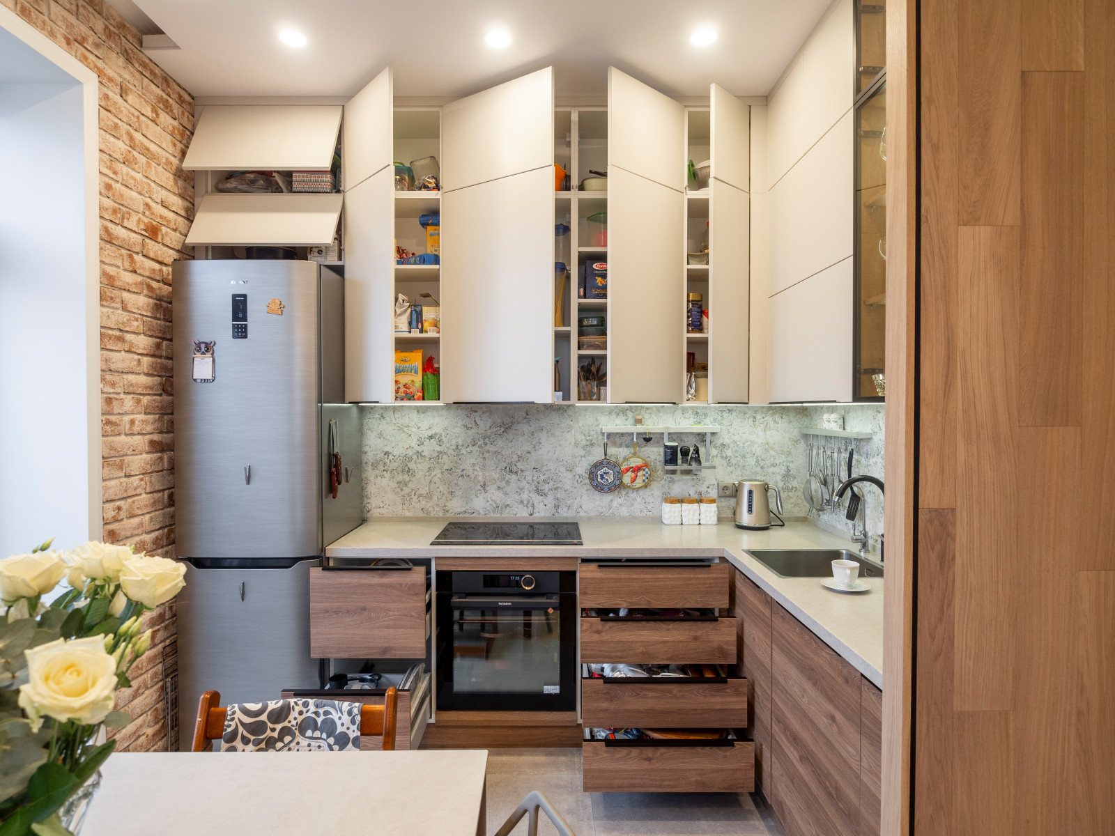 Кухня в минималистичном стиле и оформление ТВ-зоны