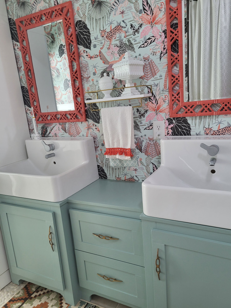 Идея дизайна: маленькая детская ванная комната в стиле фьюжн с фасадами с утопленной филенкой, зелеными фасадами, ванной в нише, душем над ванной, унитазом-моноблоком, разноцветной плиткой, плиткой мозаикой, синими стенами, полом из керамогранита, раковиной с несколькими смесителями, столешницей из дерева, бежевым полом, шторкой для ванной, зеленой столешницей, тумбой под две раковины, встроенной тумбой и обоями на стенах для на участке и в саду