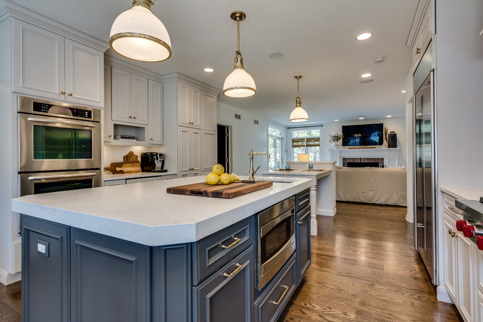 Transitional kitchen photo in Chicago