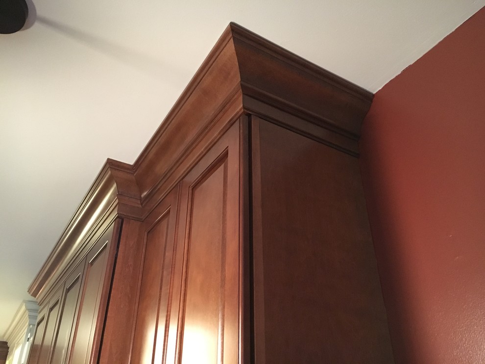 Example of a transitional kitchen design in Chicago