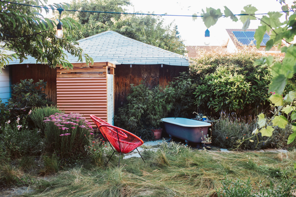 Cette image montre un petit jardin arrière minimaliste au printemps avec une exposition partiellement ombragée et un gravier de granite.