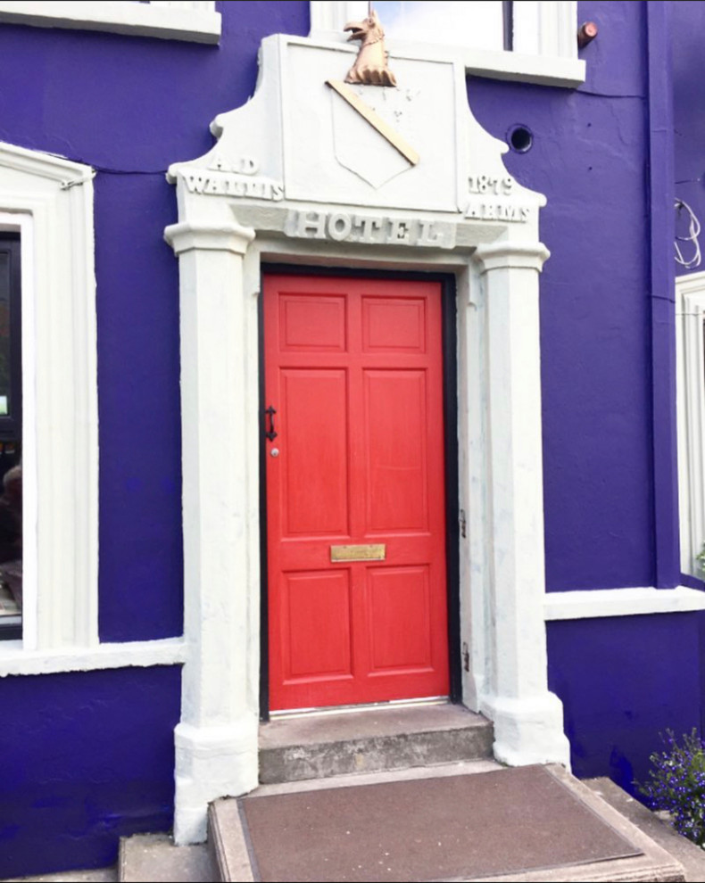 Idéer för en stor modern ingång och ytterdörr, med lila väggar, en enkeldörr och en röd dörr