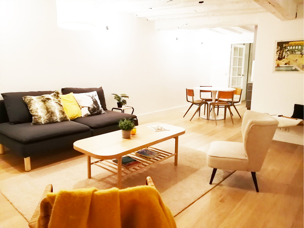 Imagen de sala de estar abierta retro extra grande con paredes blancas, suelo de madera clara y suelo marrón