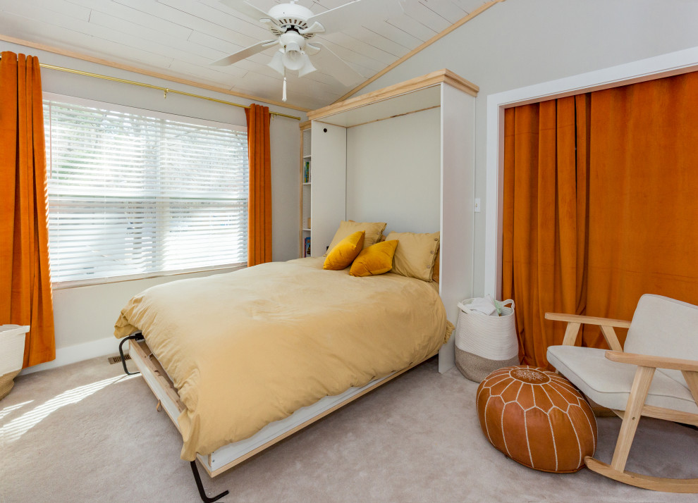 Foto de habitación de invitados de estilo de casa de campo pequeña con paredes grises, moqueta, suelo blanco y machihembrado