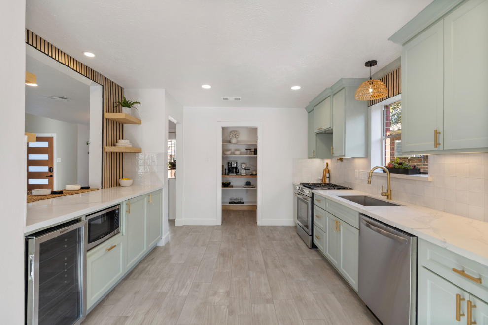 Example of a transitional home design design in Houston
