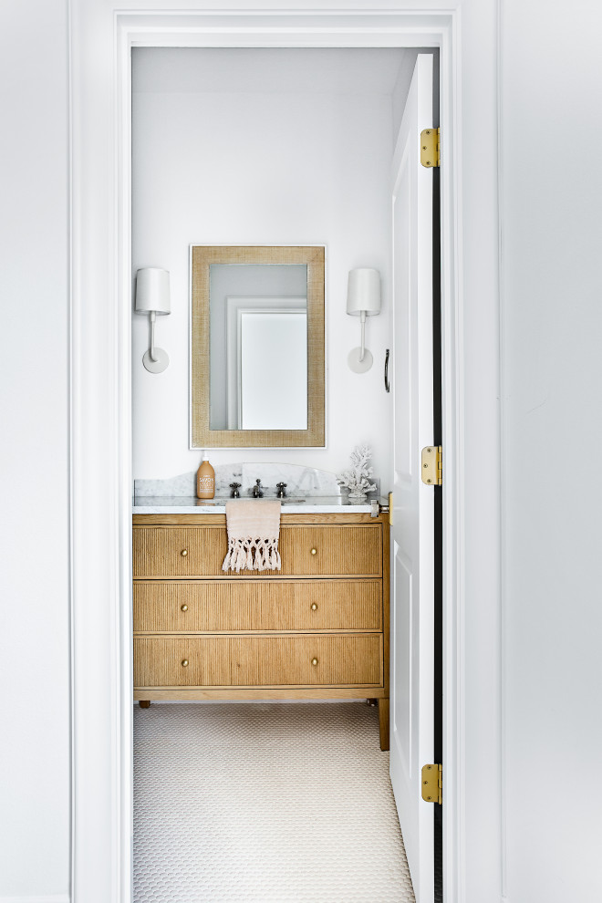 Идея дизайна: огромная детская ванная комната в стиле неоклассика (современная классика) с фасадами в стиле шейкер, светлыми деревянными фасадами, ванной в нише, душем над ванной, раздельным унитазом, белой плиткой, белыми стенами, полом из керамогранита, белым полом, шторкой для ванной, серой столешницей, тумбой под одну раковину, напольной тумбой и врезной раковиной