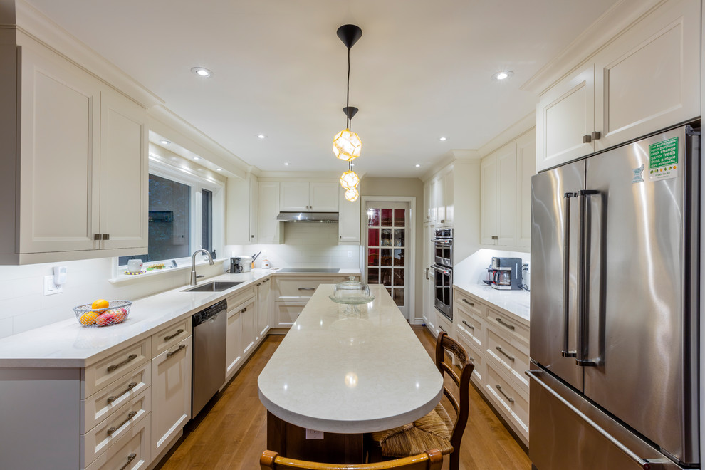 Transitional kitchen photo in Toronto