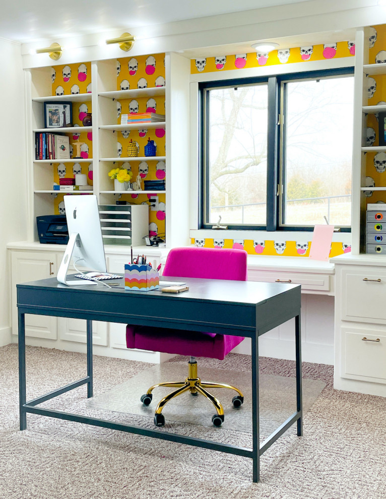Kleines Stilmix Arbeitszimmer ohne Kamin mit weißer Wandfarbe, Teppichboden, freistehendem Schreibtisch, grauem Boden und Tapetenwänden in Sonstige
