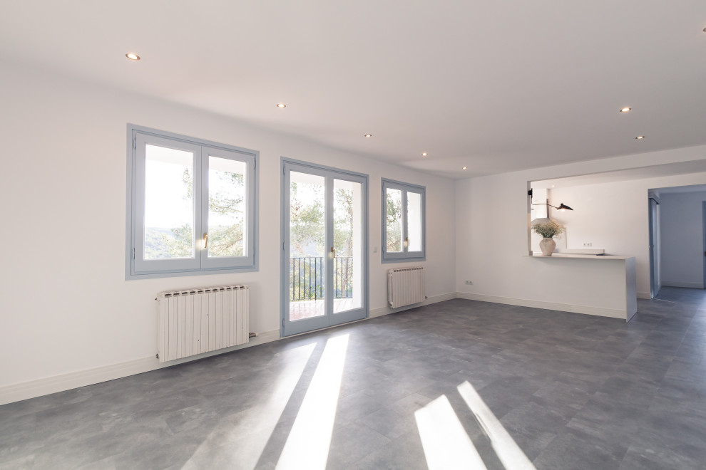 Ejemplo de sala de estar abierta mediterránea grande con suelo vinílico y suelo gris