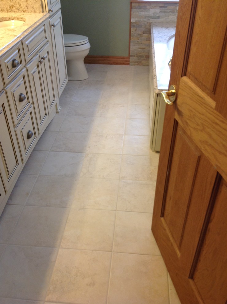 Inspiration for a transitional bathroom remodel in Chicago
