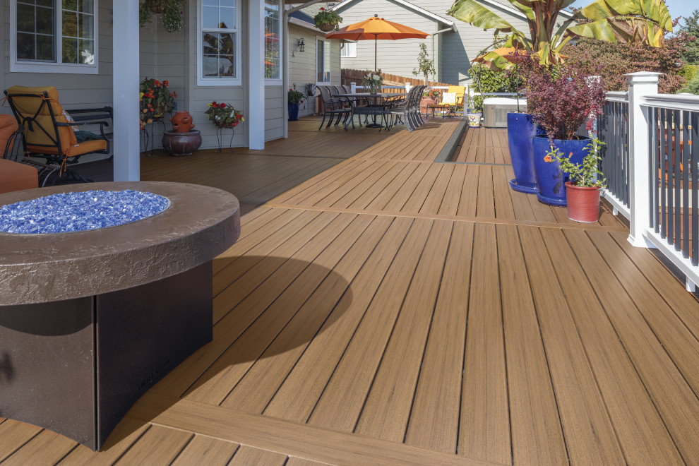 Design ideas for a mid-sized contemporary backyard deck with no cover.