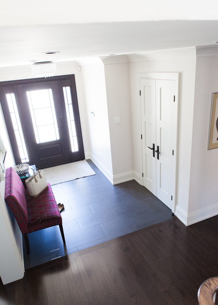 Transitional entryway photo in Toronto