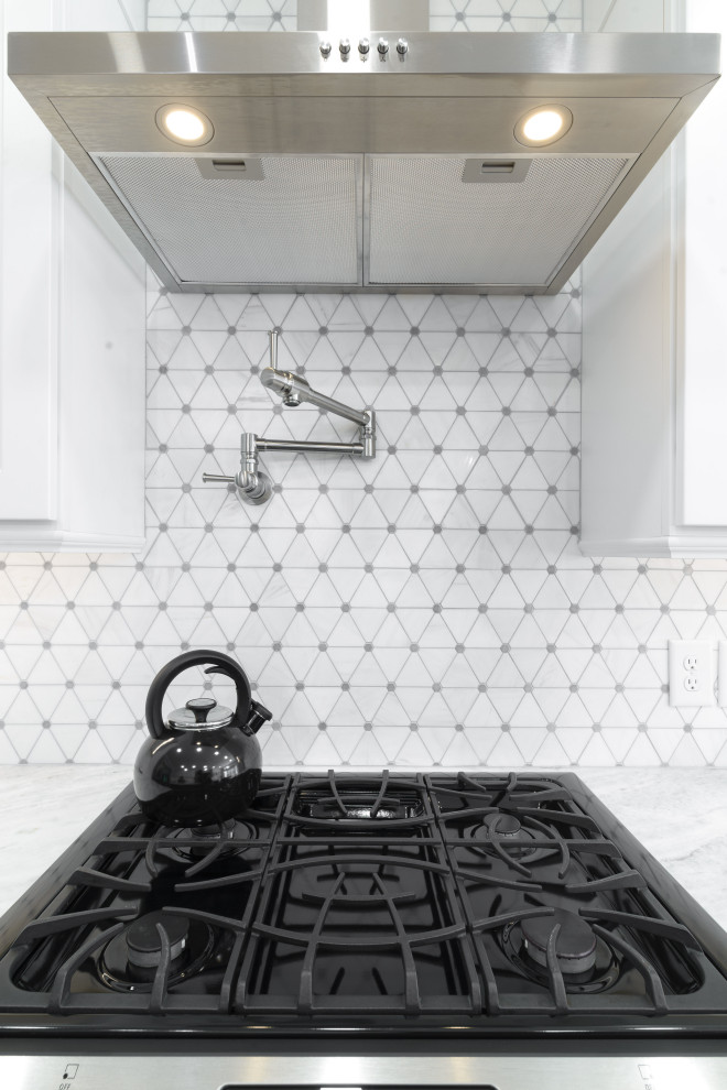 Inspiration for a transitional home design remodel in Atlanta