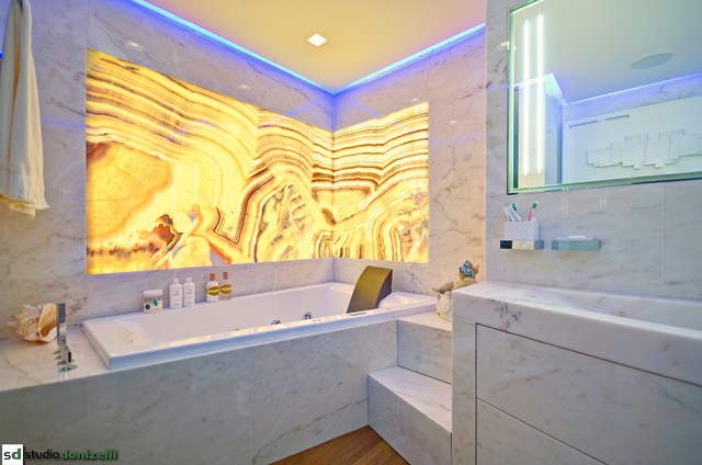 maison c&eacute;l&egrave;bre panneau contemporary-bathroom