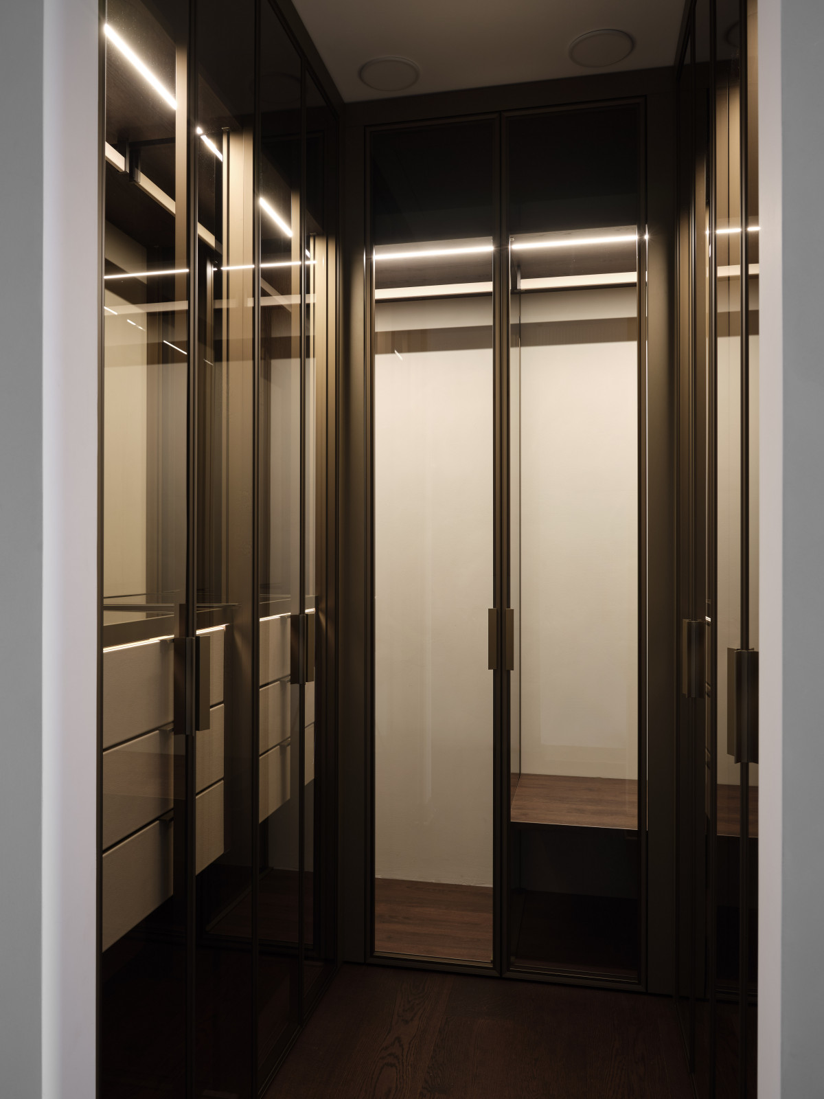 Стеклянная гардеробная система