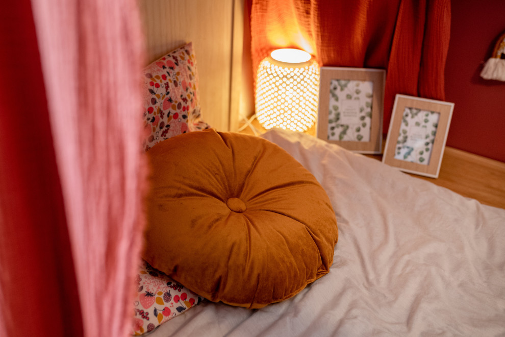 Imagen de dormitorio infantil de 4 a 10 años de tamaño medio con paredes rosas y suelo de madera clara
