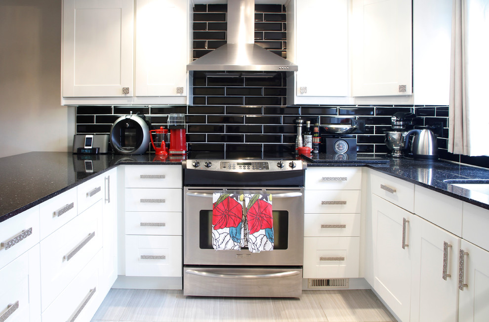 Inspiration for a contemporary kitchen in Montreal with subway tile splashback.