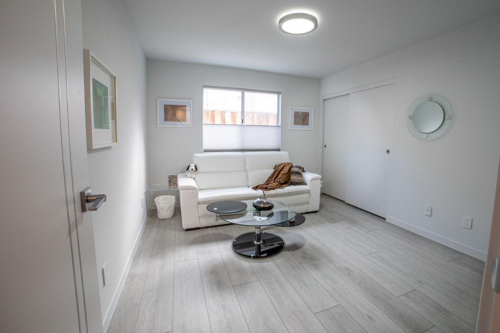 Esempio di un piccolo soggiorno tradizionale chiuso con sala formale, pareti bianche, pavimento in vinile e pavimento grigio