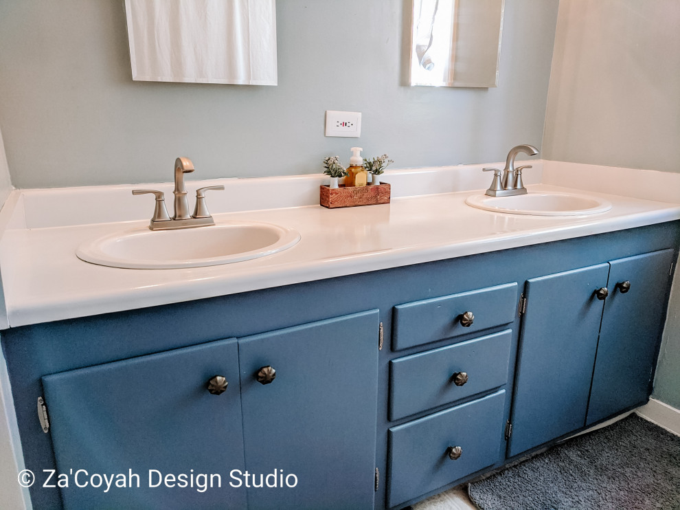 Idée de décoration pour une petite salle de bain minimaliste avec un placard à porte plane, des portes de placard bleues, une baignoire d'angle, une douche d'angle, WC séparés, un mur bleu, un lavabo posé, un plan de toilette en stratifié, une cabine de douche avec un rideau, un plan de toilette blanc, meuble double vasque, meuble-lavabo encastré et du papier peint.