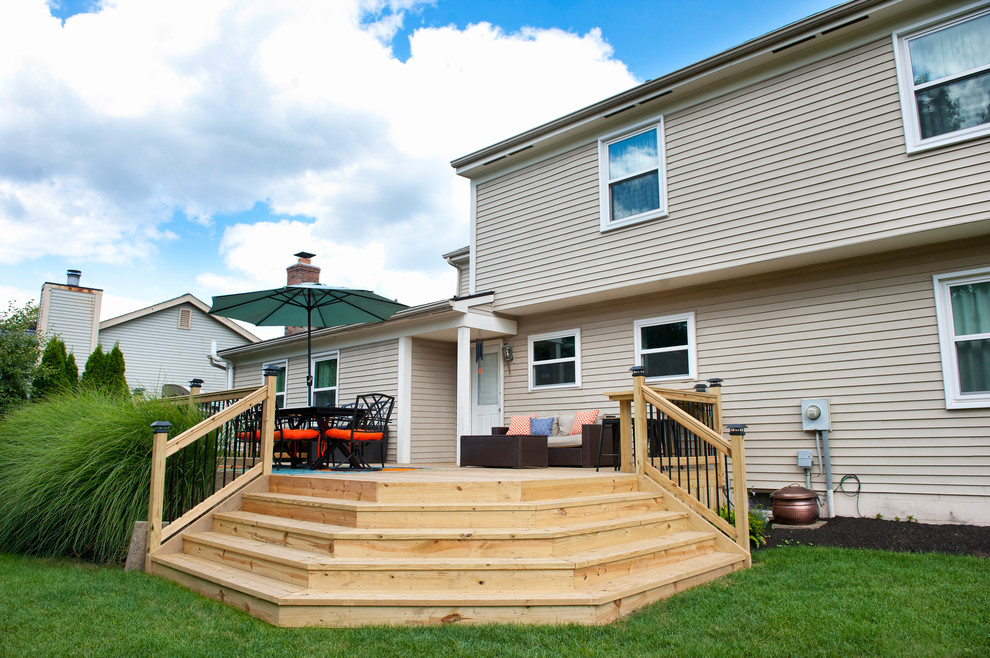 Inspiration for a mid-sized modern backyard deck remodel in Columbus with no cover