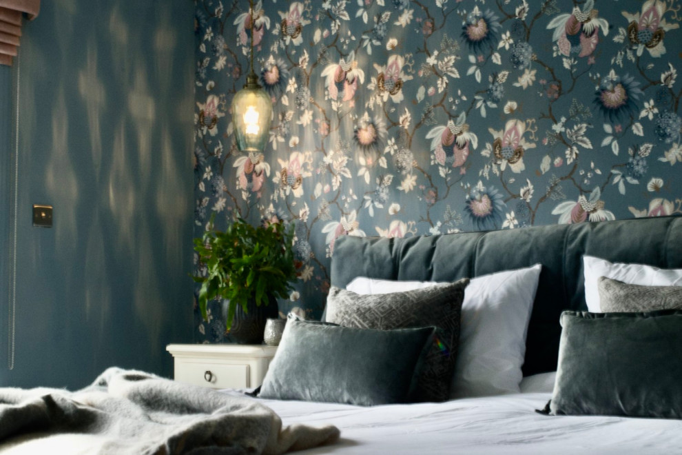 Идея дизайна: большая хозяйская спальня: освещение в классическом стиле с синими стенами, ковровым покрытием, синим полом и обоями на стенах