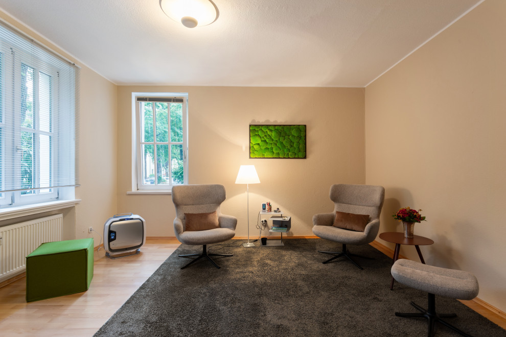 Mittelgroßes, Fernseherloses, Abgetrenntes Modernes Wohnzimmer mit beiger Wandfarbe, Teppichboden, grauem Boden, Tapetendecke und Tapetenwänden in Hannover