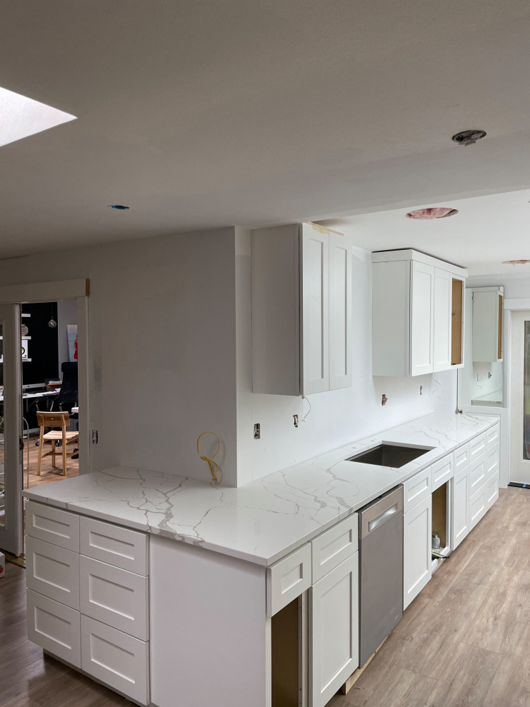 Minimalist kitchen photo in Seattle