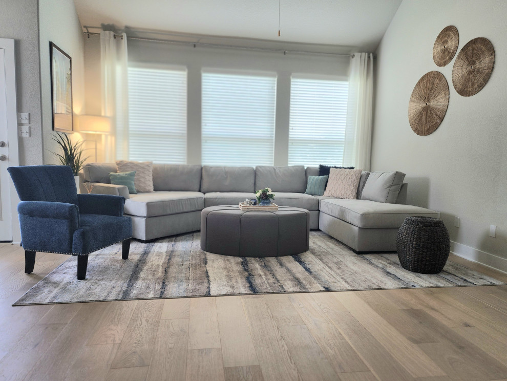 Foto di un piccolo soggiorno stile marinaro aperto con pareti beige, parquet chiaro, TV a parete e pavimento beige
