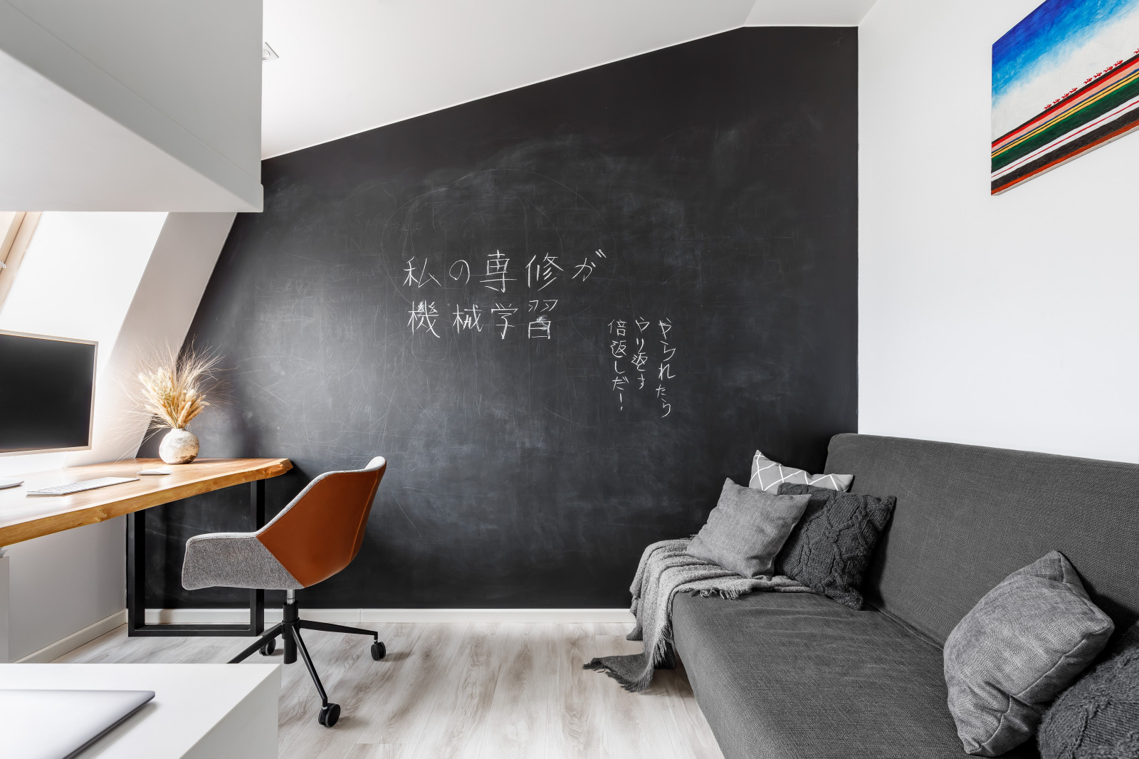 Белая мансардная квартира в историческом центре Петербурга