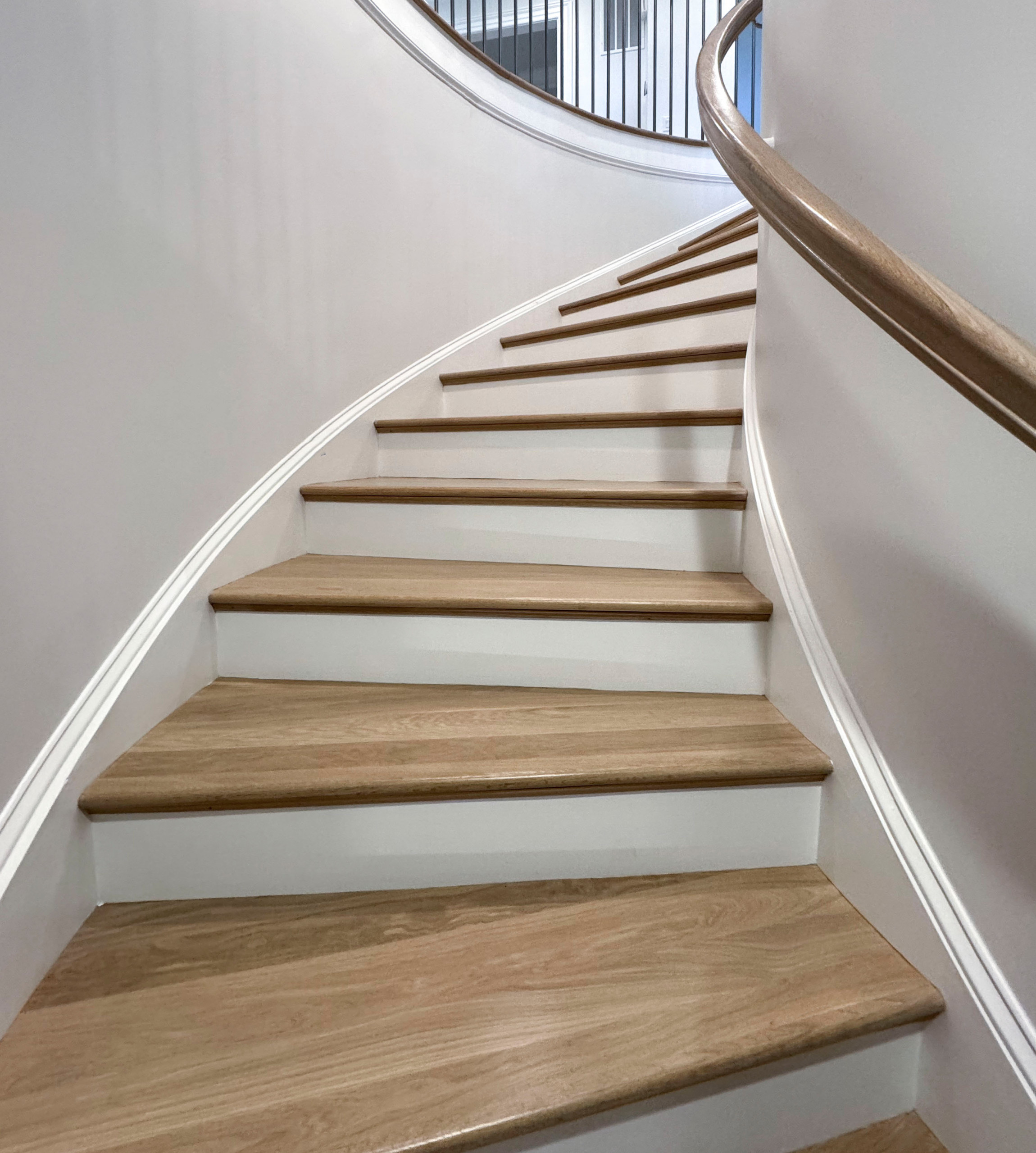 116_Elegant & Eye-catching Curved Staircase, Leesburg VA 20175