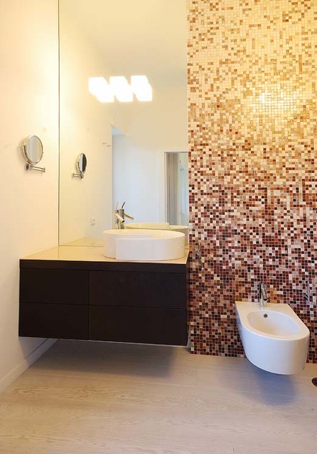 GIOCANDO CON I CONTRASTI NELL'INTERIOR DESIGN modern-badezimmer