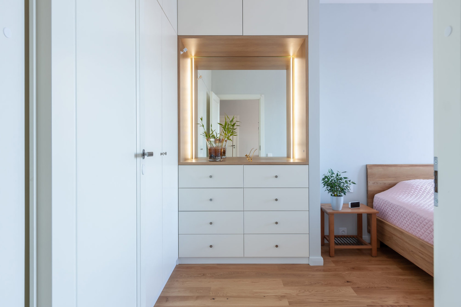 Встроенный шкаф в спальне в современном стилеы