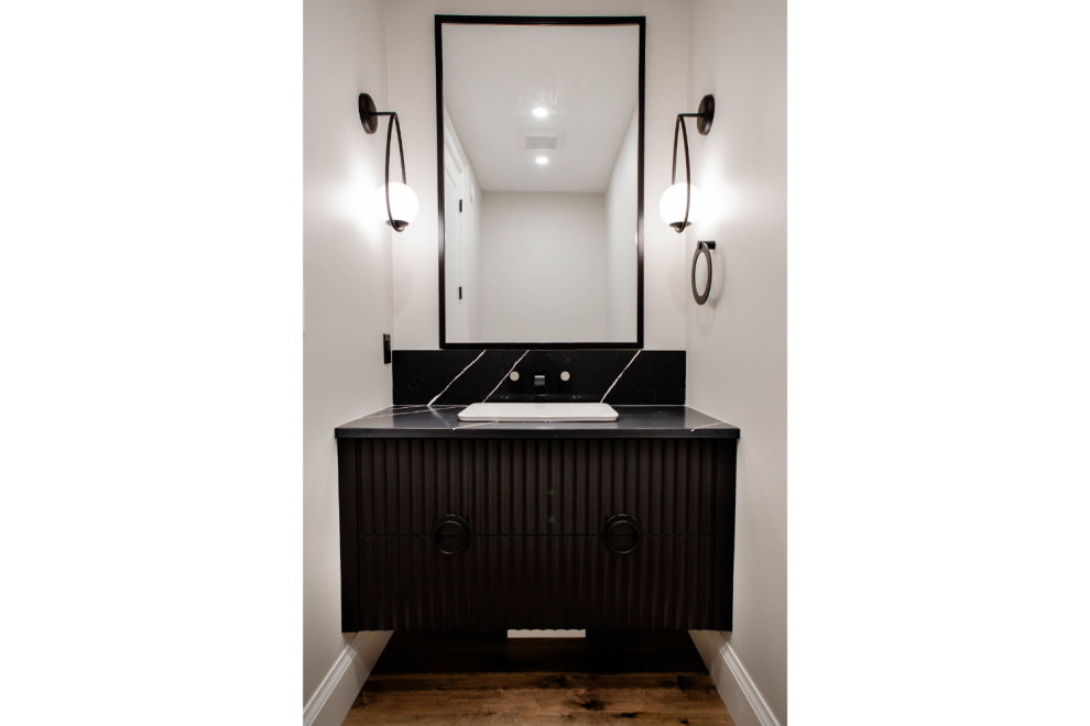 Exempel på ett litet klassiskt svart svart toalett, med luckor med upphöjd panel, svarta skåp, en toalettstol med hel cisternkåpa, vita väggar, ett integrerad handfat och bänkskiva i kvarts
