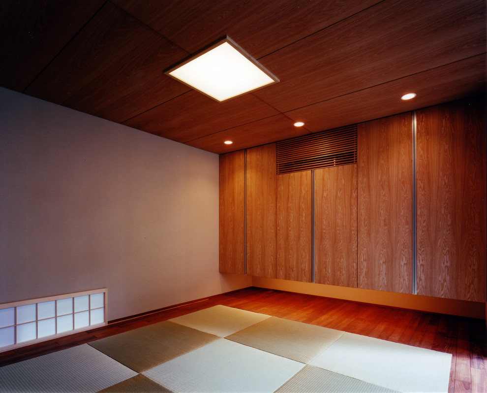 Idéer för att renovera ett mellanstort orientaliskt gästrum, med beige väggar, tatamigolv, en spiselkrans i gips och beiget golv