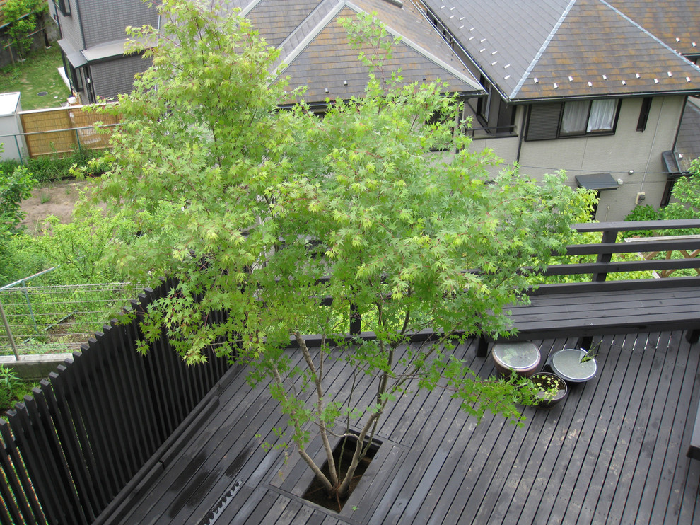 Inspiration for a mid-sized asian side yard deck in Tokyo Suburbs with no cover.