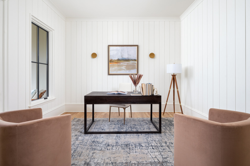 Idee per uno studio country con pareti bianche, parquet chiaro, pavimento marrone e pareti in perlinato