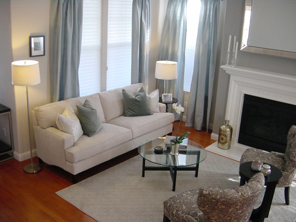 Kleines, Repräsentatives, Offenes Modernes Wohnzimmer mit weißer Wandfarbe, braunem Holzboden und Kamin in San Francisco