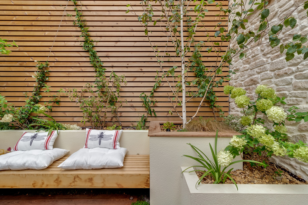 Inspiration for a large contemporary courtyard patio in Nantes with an outdoor kitchen, decking and a roof extension.